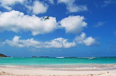 Saint Barth (St. Barth, St. Barths veya St. Barts): Gustaf Iii Havaalanı'ndan havalanıp ünlü Saint Jean plajı üzerinde uçan bir uçak, havaalanının yanındaki kumlu koy