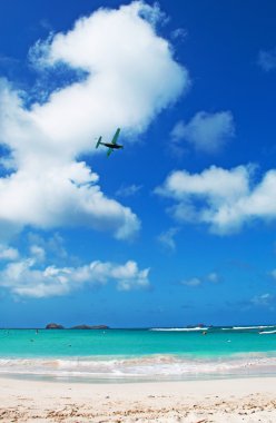 Saint Barth (St. Barth, St. Barths veya St. Barts): Gustaf Iii Havaalanı'ndan havalanıp ünlü Saint Jean plajı üzerinde uçan bir uçak, havaalanının yanındaki kumlu koy