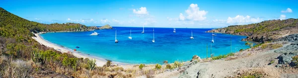 Saint Barthelemy (St Barth, St. Barths or St. Barts): sailboats moored in the secluded Colombier beach and bay, called Rockefeller beach because David Rockefeller owned the property around it — Zdjęcie stockowe