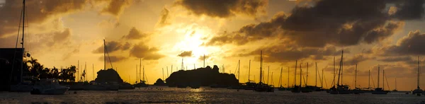Saint Barthelemy (St Barth, St. Barths o St. Barts): un tramonto mozzafiato con barche a vela e yacht ormeggiati nel porto di Gustavia — Foto Stock