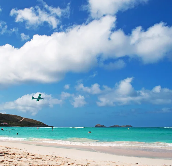 Saint Barthelemy (St Barth, St. Barths or St. Barts): an airplane taking off from Gustaf III Airport and flying over the famous Saint Jean beach, the sandy bay next to the airport — Stock Photo, Image