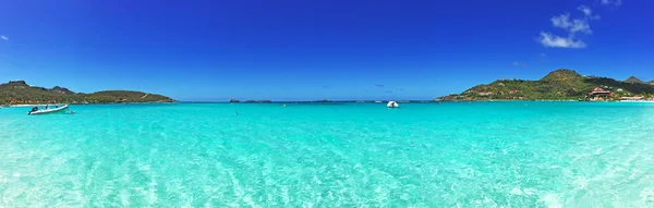 Saint Barthelemy (St Barth, St. Barths ou St. Barts), Mar do Caribe: vista panorâmica da famosa e deslumbrante praia de Saint Jean, a baía de areia ao lado do Aeroporto Gustaf III — Fotografia de Stock