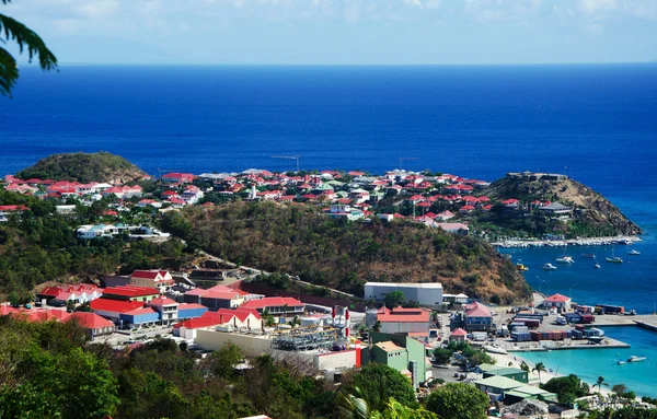 Saint Barthelemy (St Barth, St. Barths o St. Barts): veduta aerea della baia e del porto di Gustavia con Fort Karl e i tetti rossi della città principale e capitale dell'isola — Foto Stock