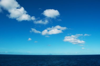 Saint Barthelemy (St Barth, St. Barths veya St. Barts): nefes kesen manzarası mavi gökyüzünün ve masmavi Karayip Denizi Gustavia bağlantı noktası kapalı
