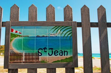 Saint-Barthelemy, St Barth: ünlü St Jean beach, Bay Gustavia havaalanının yanındaki işareti ile ahşap bir çit 