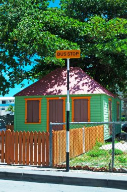 Saint Martin (Sint Maarten, St Martin), Hollanda Antilleri, Karayip Denizi: görünüm açık sokak Philipsburg, ana şehir ve Sint Maarten ülkenin başkenti bir otobüs durağı