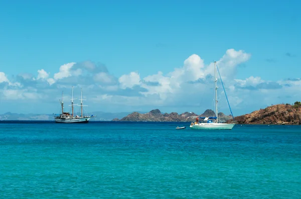 Saint Barthelemy (St Barth, St. Barths or St. Barts): sailboats moored in the secluded Colombier beach and bay, called Rockefeller beach because David Rockefeller owned the property around it — Stock Photo, Image