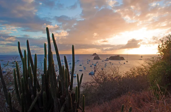 Saint Barthelemy (St. Barth, St. Barths vagy St. Barts: lélegzetelállító naplementében, vitorlás és motorcsónak kikötve a kikötőben Gustavia látható a gyalogút a dombokon — Stock Fotó