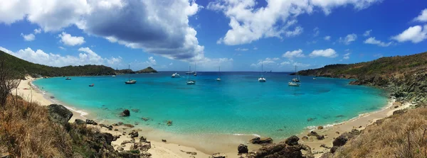 Saint Barthelemy (St Barth, St. Barths ou St. Barts): veleiros ancorados na praia e baía de Colombier isolada, chamada praia Rockefeller porque David Rockefeller possuía a propriedade em torno dela — Fotografia de Stock