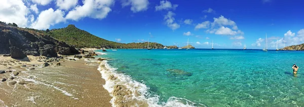 Saint Barthelemy (St Barth, St. Barths ou St. Barts): mulher nadando e veleiros ancorados na praia e baía Colombier isolada, chamada Rockefeller praia porque David Rockefeller possuía a propriedade em torno dele — Fotografia de Stock