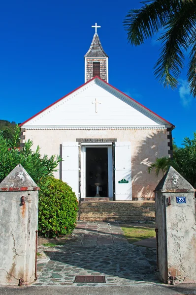 Saint Barthelemy (St Barth, St. Barths ou St. Barts): vista da Igreja Anglicana de St Bartholomew em Gustavia, a principal cidade e capital da ilha — Fotografia de Stock