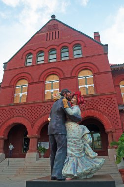 Key West: Time for Fun' un manzarası, Key West Art & Historical Society Custom House Museum'un önünde, 1883'te Renoir'in Country'deki ünlü tablosu Dance in the Country'den esinlenen eski moda dans eden bir çiftin heykeli.