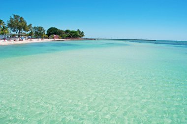 Key West: Key West kıyı şeridi boyunca kumlu plaj, rahatlatıcı ve iki mil uzunluğunda Higgs kumsalda güneşlenme insanlar şerit