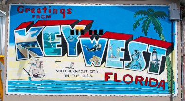 Key West: Key West, kartpostal, tarihi kent sokaklarında üreyen bir duvar resmi selamlar