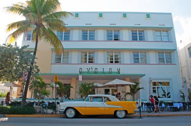 Miami Beach: eski model bir araba görünümünü Avalon Hotel, Ocean Drive, içinde tarihi Art Deco district of Miami Beach ilk art deco özelliklerindeki önünde park etmiş