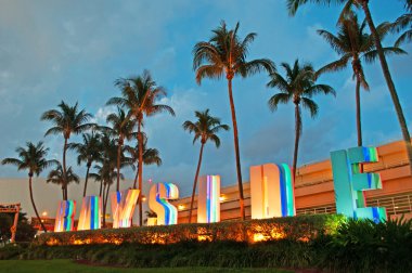 Miami: palm trees and the sign of Bayside Marketplace, an open air shopping center in the Downtown Miami area, between the Bayfront Park and the  American Airlines Arena