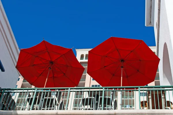 Florida: sombrillas rojas en un centro comercial frente a la playa de Fort Lauderdale, la ciudad en el Océano Atlántico, a 28 millas al norte de Miami, famosa por sus 7 millas de playas —  Fotos de Stock