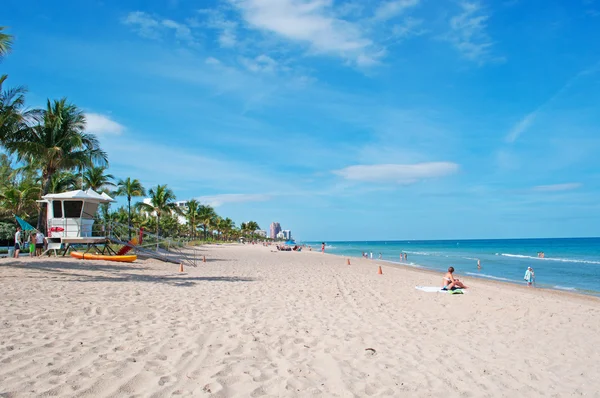 Florida: people relaxing on the beach in Fort Lauderdale, the city on the Atlantic Ocean, 28 miles north of Miami, famous for its extensive network of canals and 7 miles of beaches — Stockfoto