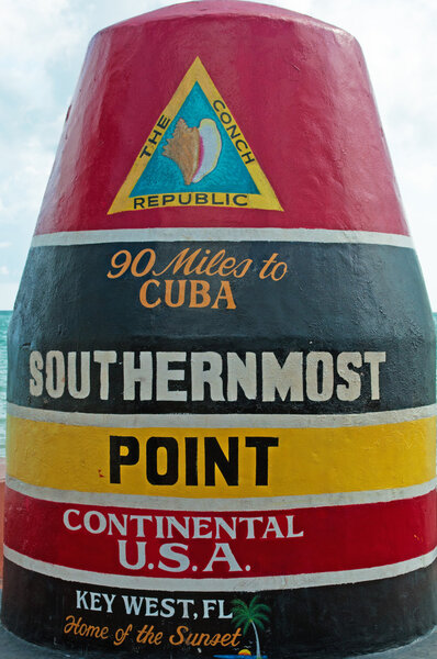 Ки-Уэст, США: самый южный буй, якорный бетонный буй, обозначающий самую южную точку континентальной части США, туристическая достопримечательность с 1983 года
