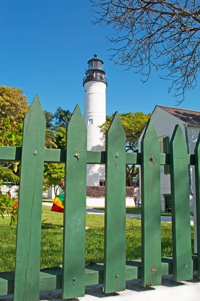 Key West: een groene houten hek met uitzicht op de vuurtoren van Key West, voltooid in 1825, verwoest door de grote Havana orkaan van 1846 en herbouwd in 1848 — Stockfoto