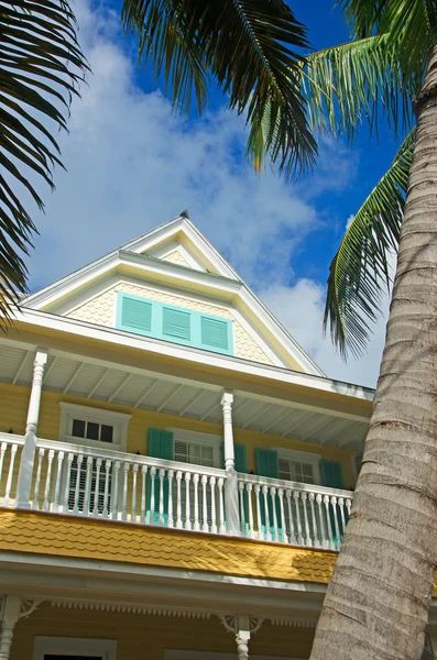 Key West: uma típica casa de concha na cidade velha, arquitetura histórica Key West, uma grande atração turística e uma mistura eclética de mais de 3.000 edifícios de madeira que datam de cerca de 1886 a 1912 — Fotografia de Stock