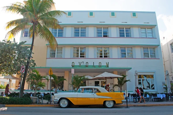 Miami Beach: vista de um carro antigo estacionado em frente ao Avalon Hotel, uma das primeiras propriedades art déco na Ocean Drive, no histórico bairro Art Deco de Miami Beach — Fotografia de Stock