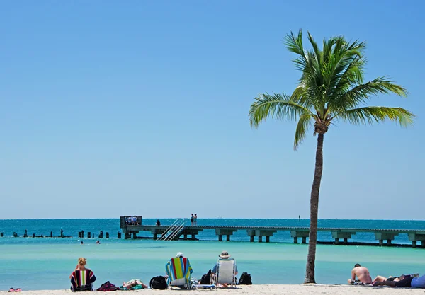 Key West: personas relajadas y tomando el sol en Higgs Beach, la franja de dos millas de playa de arena a lo largo de la costa de Key West — Foto de Stock