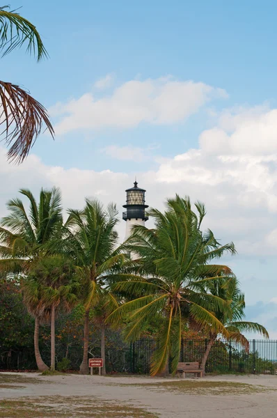 Miami: vista do Cabo Florida Light, um farol construído em 1825 no Cabo Florida no extremo sul de Key Biscayne no Bill Baggs Cape Florida State Park — Fotografia de Stock