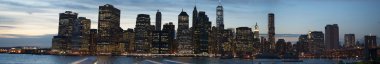 New York City, Amerika Birleşik Devletleri: Brooklyn Heights gezinti, ünlü üçte bir mil uzun bakış açısının Manhattan ve Doğu Nehri nefes kesen manzaralarını sunan güneş battıktan sonra görülen şehir ikonik manzarası