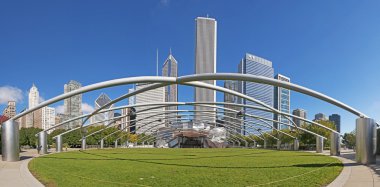 Chicago: Jay Pritzker Pavyonu, Millenium Park, döngü topluluk bölgesinde yer alan ünlü Parkı bandshell görüldü şehrin panoramik manzarası