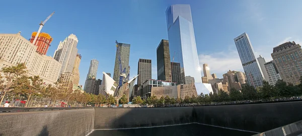 New York City, United States of America:  the skyline of the city seen from the National September 11 Memorial & Museum commemorating the September 11, 2001 attacks which killed 2,977 people and the 1993 World Trade Center bombing, which killed six — Stock Photo, Image