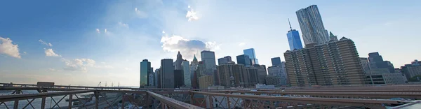 New York, USA: Die Skyline der Innenstadt von der Brooklyn Bridge aus gesehen, die 1883 fertiggestellt wurde und die Bezirke Manhattan und Brooklyn verbindet, die sich über den East River erstrecken — Stockfoto