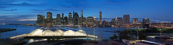 New York City, Vereinigte Staaten von Amerika: die ikonische nächtliche Skyline der Stadt von der Promenade der Brooklyn Heights aus gesehen, ein berühmter Aussichtspunkt, der einen atemberaubenden Blick auf die Brooklyn Bridge und den East River bietet — Stockfoto