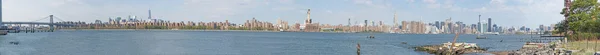 New York City, Spojené státy americké: panoramatický pohled na panorama města vidět z Brooklynu, s mrakodrapy na straně East River a kultovní Manhattan Bridge, visutý most otevřen veřejnosti v prosinci 31, 1909 — Stock fotografie