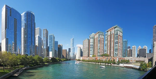 Чикаго, США: горизонт и вид на Trump International Hotel and Tower, небоскреб-кондо-отель в центре Чикаго, названный в честь нынешнего президента США Дональда Трампа, и здание Wrigley с круиза по каналу на реке Чикаго — стоковое фото