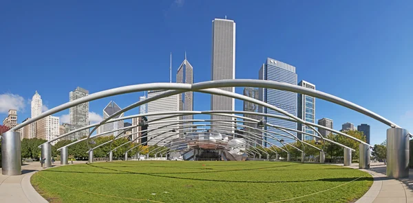 Chicago: panoramautsikt över horisonten av staden sett från den Jay Pritzker Pavilion, en bandshell i Millennium Park, berömda offentlig park ligger i området Loop gemenskapen — Stockfoto