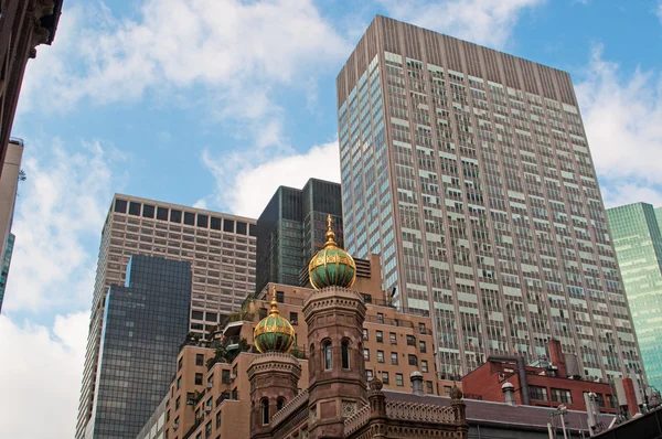 New York: veduta panoramica sullo skyline della Grande Mela, con i suoi grattacieli e i vari stili architettonici — Foto Stock