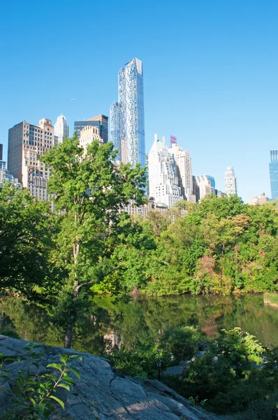 Ciudad de Nueva York: Rock con vista, el horizonte de la ciudad visto desde el famoso lecho de roca expuesto en Central Park, que contiene evidencia visible de eventos históricos que datan de cientos de millones de años — Foto de Stock