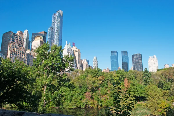 New York City: the iconic skyline of the city seen from Central Park, famous urban park in Manhattan between the Upper West Side and Upper East Side — Stock Photo, Image