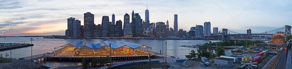 New York City, United States of America: the iconic skyline of the city seen at sunset from the Brooklyn Heights Promenade, famous one-third of a mile long viewpoint offering breathtaking views of the Brooklyn Bridge and the East river