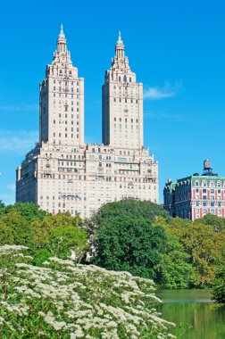 New York City: San Remo (145 Central Park West), Manhattan'da lüks, 27 katlı, kooperatif apartman manzaralı Central Park çiçek ve gölet 1930 yılında açıldı
