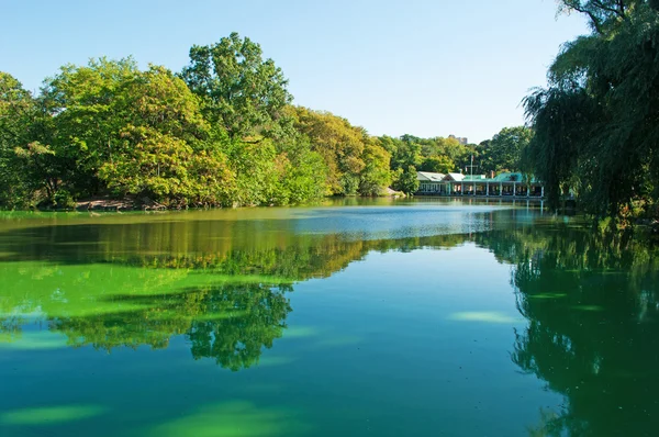 New York City: walking in Central Park with panoramic view of the pond and the Loeb Boathouse Central Park restaurant, an iconic restaurant popular since 1860 — Stock Photo, Image