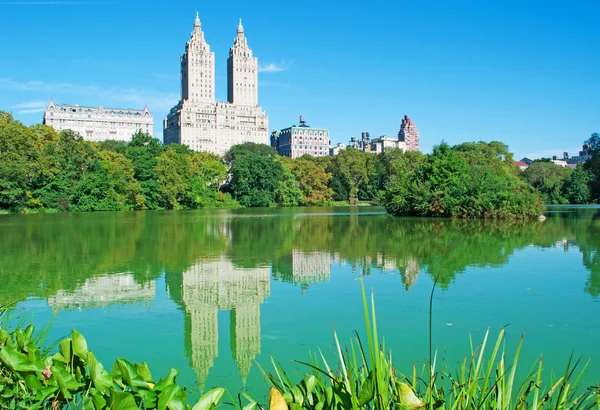 Ciudad de Nueva York: caminando en Central Park, horizonte con vista a The San Remo (145 Central Park West), un lujoso edificio de apartamentos cooperativos de 27 pisos en Manhattan inaugurado en 1930 — Foto de Stock