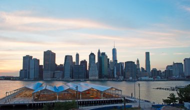 New York City, Amerika Birleşik Devletleri: Brooklyn Heights gezinti, ünlü üçte bir mil uzun bakış açısının Manhattan ve Doğu Nehri nefes kesen manzaralarını sunan günbatımında gördün kentin ikonik manzarası