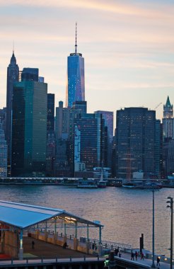New York City, Amerika Birleşik Devletleri: Brooklyn Heights gezinti, ünlü üçte bir mil uzun bakış açısının Manhattan ve Doğu Nehri nefes kesen manzaralarını sunan günbatımında gördün kentin ikonik manzarası