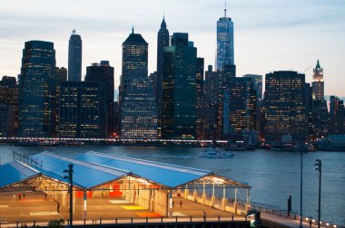 New York City, Amerika Birleşik Devletleri: Brooklyn Heights gezinti, ünlü üçte bir mil uzun bakış açısının Manhattan ve Doğu Nehri nefes kesen manzaralarını sunan günbatımında gördün kentin ikonik manzarası