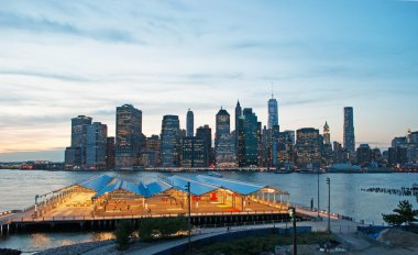 New York City, Amerika Birleşik Devletleri: Brooklyn Heights gezinti, ünlü üçte bir mil uzun bakış açısının Manhattan ve Doğu Nehri nefes kesen manzaralarını sunan günbatımında gördün kentin ikonik manzarası