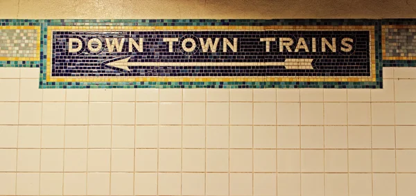 뉴욕시: 뉴 요 커 지하철 역에서 마을 기차를 아래로 로그인 — 스톡 사진