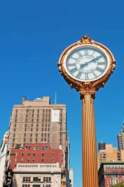 New York City: lo skyline della città con vista su un orologio storico sulla Fifth Avenue, all'incrocio con il parco di Madison Square — Foto Stock