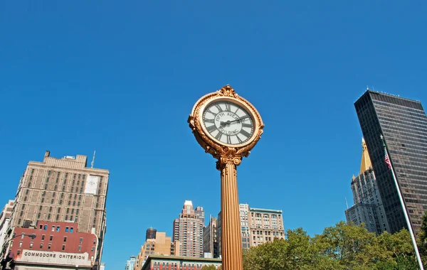 New York City: lo skyline della città con vista di un orologio storico sulla Fifth Avenue, all'incrocio con Madison Square pa — Foto Stock